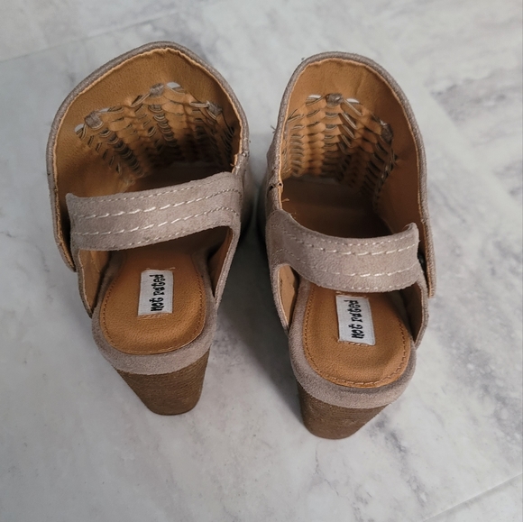 Women's size 7 shoes - Picture 3 of 6